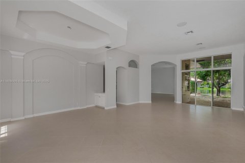 House in Weston, Florida 5 bedrooms, 301 sq.m. № 1799675 - photo 2