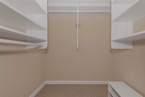 House in Weston, Florida 5 bedrooms, 301 sq.m. № 1799675 - photo 18