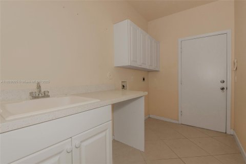 House in Weston, Florida 5 bedrooms, 301 sq.m. № 1799675 - photo 21