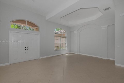 House in Weston, Florida 5 bedrooms, 301 sq.m. № 1799675 - photo 12