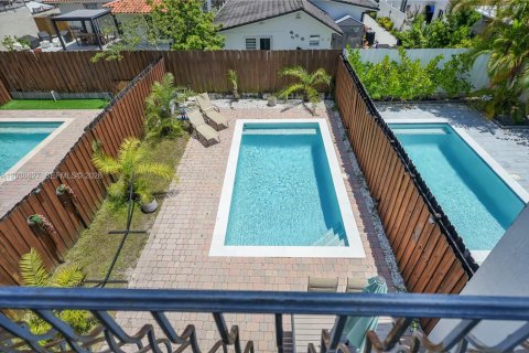 Touwnhouse à vendre à Miami, Floride: 3 chambres, 202.99 m2 № 2085666 - photo 16