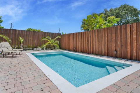 Touwnhouse à vendre à Miami, Floride: 3 chambres, 202.99 m2 № 2085666 - photo 11