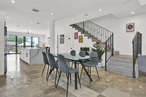 Touwnhouse à vendre à Miami, Floride: 3 chambres, 202.99 m2 № 2085666 - photo 13
