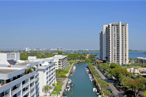 Condominio en alquiler en Miami, Florida, 52.03 m2 № 1937982 - foto 1