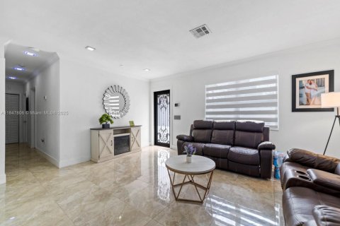 House in Miami, Florida 6 bedrooms, 171.4 sq.m. № 1848380 - photo 6