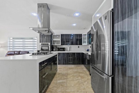 House in Miami, Florida 6 bedrooms, 171.4 sq.m. № 1848380 - photo 14