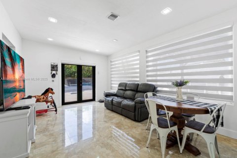 House in Miami, Florida 6 bedrooms, 171.4 sq.m. № 1848380 - photo 15