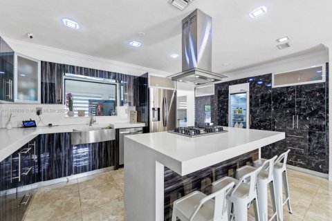 House in Miami, Florida 6 bedrooms, 171.4 sq.m. № 1848380 - photo 11