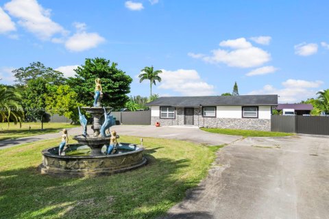 House in Miami, Florida 6 bedrooms, 171.4 sq.m. № 1848380 - photo 3