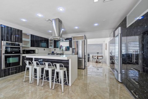 House in Miami, Florida 6 bedrooms, 171.4 sq.m. № 1848380 - photo 9