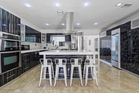 House in Miami, Florida 6 bedrooms, 171.4 sq.m. № 1848380 - photo 10
