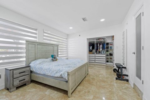 House in Miami, Florida 6 bedrooms, 171.4 sq.m. № 1848380 - photo 17