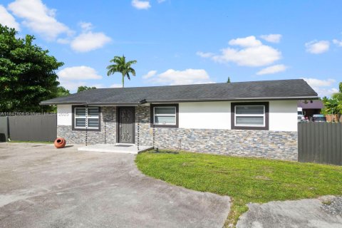 House in Miami, Florida 6 bedrooms, 171.4 sq.m. № 1848380 - photo 1