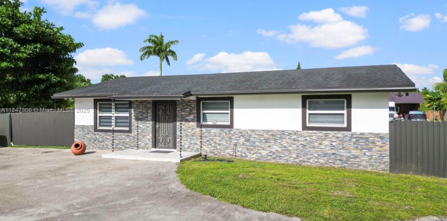 House in Miami, Florida 6 bedrooms, 171.4 sq.m. № 1848380