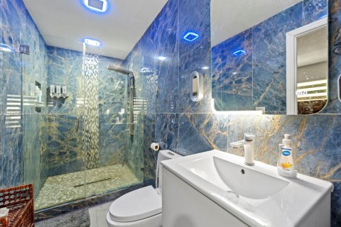 House in Miami, Florida 6 bedrooms, 171.4 sq.m. № 1848380 - photo 19