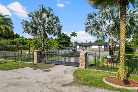 House in Miami, Florida 6 bedrooms, 171.4 sq.m. № 1848380 - photo 2
