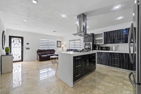 House in Miami, Florida 6 bedrooms, 171.4 sq.m. № 1848380 - photo 13