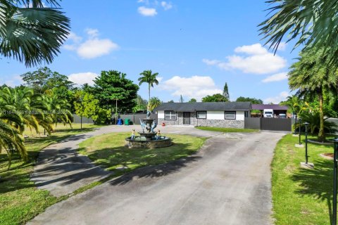 House in Miami, Florida 6 bedrooms, 171.4 sq.m. № 1848380 - photo 4