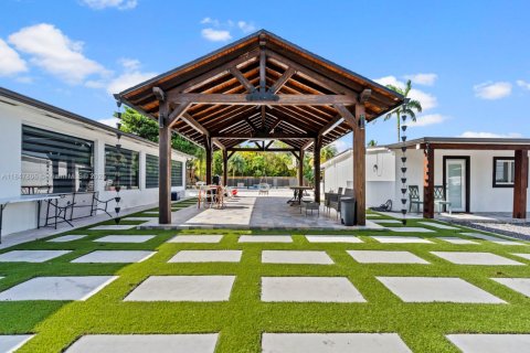 House in Miami, Florida 6 bedrooms, 171.4 sq.m. № 1848380 - photo 27