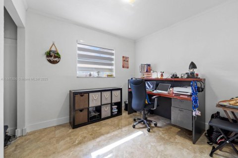 House in Miami, Florida 6 bedrooms, 171.4 sq.m. № 1848380 - photo 24