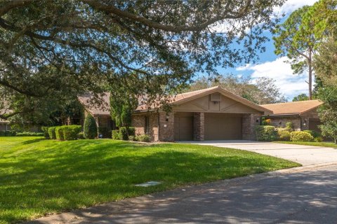 House in Winter Haven, Florida 4 bedrooms, 267.93 sq.m. № 1409906 - photo 1