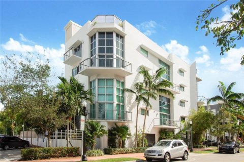 Condominio en alquiler en Miami Beach, Florida, 2 dormitorios, 111.58 m2 № 1874917 - foto 1