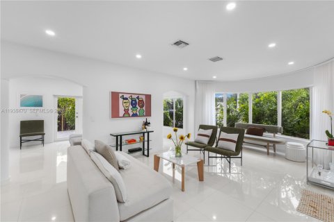 House in Miami, Florida 3 bedrooms, 173.54 sq.m. № 2152633