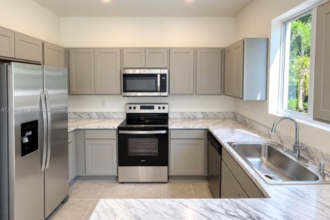 Touwnhouse à vendre à Miami Gardens, Floride: 3 chambres, 141.58 m2 № 2395052 - photo 3