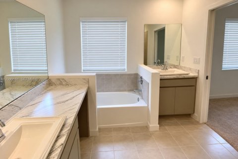 Touwnhouse à vendre à Miami Gardens, Floride: 3 chambres, 141.58 m2 № 2395052 - photo 5