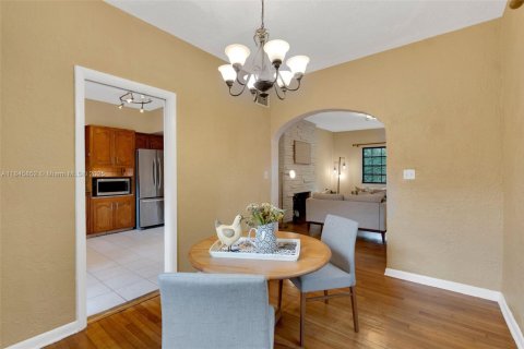 House in Coral Gables, Florida 3 bedrooms, 145.11 sq.m. № 1842486 - photo 12