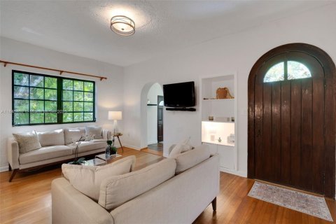 House in Coral Gables, Florida 3 bedrooms, 145.11 sq.m. № 1842486 - photo 7