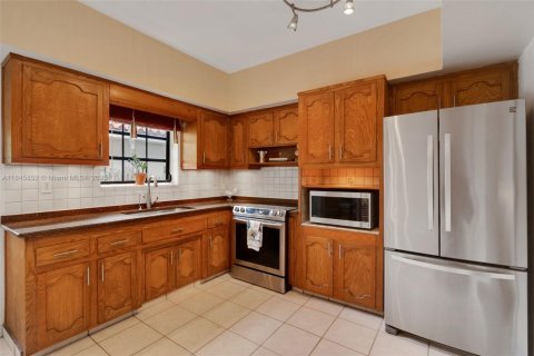 House in Coral Gables, Florida 3 bedrooms, 145.11 sq.m. № 1842486 - photo 14