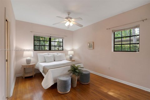 House in Coral Gables, Florida 3 bedrooms, 145.11 sq.m. № 1842486 - photo 18
