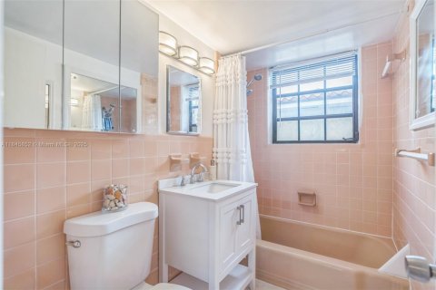House in Coral Gables, Florida 3 bedrooms, 145.11 sq.m. № 1842486 - photo 22