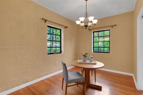 House in Coral Gables, Florida 3 bedrooms, 145.11 sq.m. № 1842486 - photo 10