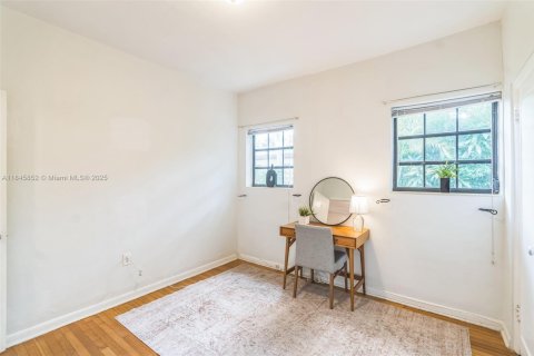 House in Coral Gables, Florida 3 bedrooms, 145.11 sq.m. № 1842486 - photo 15