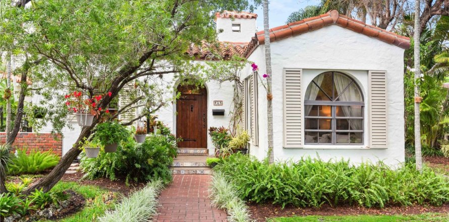 House in Coral Gables, Florida 3 bedrooms, 145.11 sq.m. № 1842486