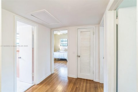 House in Coral Gables, Florida 3 bedrooms, 145.11 sq.m. № 1842486 - photo 17