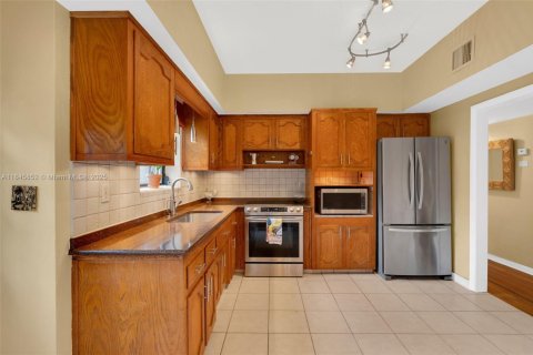 House in Coral Gables, Florida 3 bedrooms, 145.11 sq.m. № 1842486 - photo 13