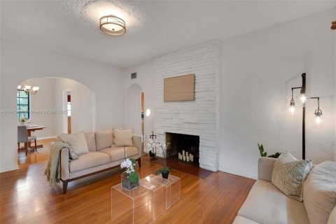 House in Coral Gables, Florida 3 bedrooms, 145.11 sq.m. № 1842486 - photo 2