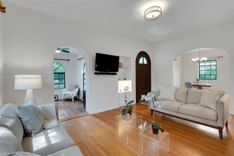 House in Coral Gables, Florida 3 bedrooms, 145.11 sq.m. № 1842486 - photo 3