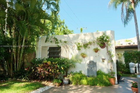 House in Coral Gables, Florida 3 bedrooms, 145.11 sq.m. № 1842486 - photo 28