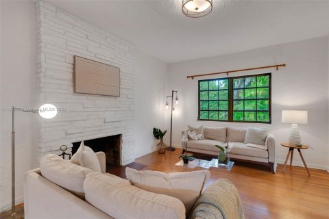 House in Coral Gables, Florida 3 bedrooms, 145.11 sq.m. № 1842486 - photo 6
