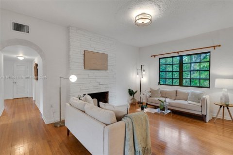 House in Coral Gables, Florida 3 bedrooms, 145.11 sq.m. № 1842486 - photo 5