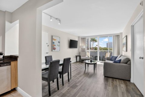 Condo in Fort Lauderdale, Florida, 1 bedroom № 2246205 - photo 2