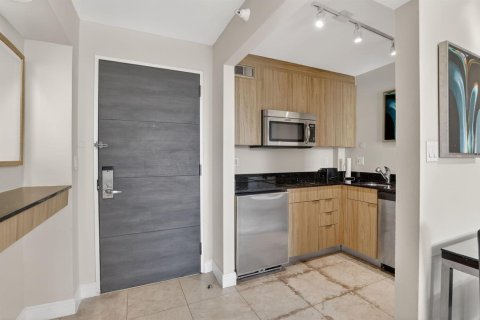 Condo in Fort Lauderdale, Florida, 1 bedroom № 2246205 - photo 4