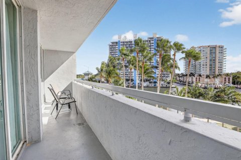 Condo in Fort Lauderdale, Florida, 1 bedroom № 2246205 - photo 15