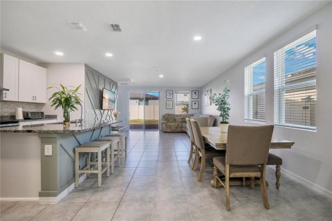 House in Davenport, Florida 4 bedrooms, 201.32 sq.m. № 1918178 - photo 5