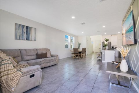 House in Davenport, Florida 4 bedrooms, 201.32 sq.m. № 1918178 - photo 11