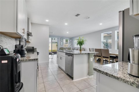 House in Davenport, Florida 4 bedrooms, 201.32 sq.m. № 1918178 - photo 9